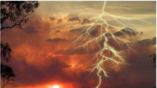 雷暴發(fā)生時(shí)在防雷設(shè)施建筑物附近,應(yīng)注意(圖1)